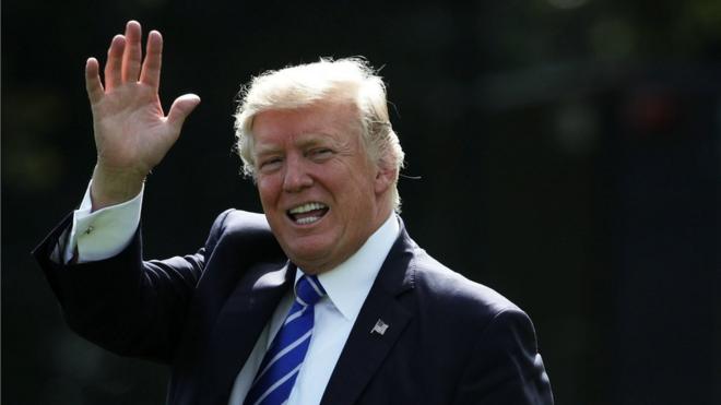 미국 도널드 트럼프 대통령이 9월 26일 백악관에서 손을 흔들고 있다.