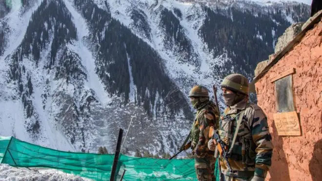 सीमा के पास भारतीय सैनिक