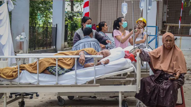 Pasien terdampak gempa dievakuasi di halaman RS Siloam Labuan Bajo, Manggarai Barat, NTT, Sabtu (15/8/2026). Pihak rumah sakit dibantu petugas kepolisian setempat mengevakuasi pasien setelah terjadi gempa bumi berkekuatan 6,2 magnitudo dengan kedalaman 10 km di 46 kilometer timur laut Labuan Bajo pada pada pukul 06.13 WITA.