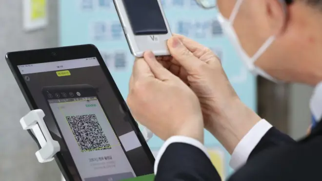 QR코드를 찍고 있는 남성