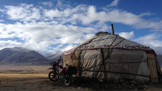Памир кыргыздары бийик тоо арасында суук жерде жашашат. Боз үй менен көчүп конуп жүрүшөт.