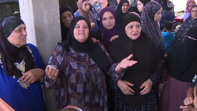 أهالي بعض المصريين المفقودين في كارثة القارب الغارق