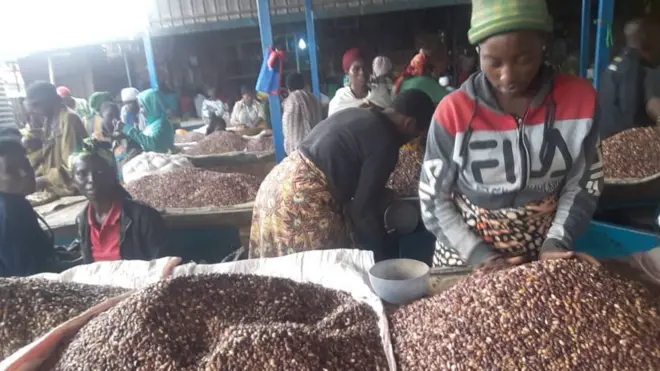 Mu isoko ry'ibiribwa rya Mahoko mu karere ka Rubavu 1Kg y'ibishyimbo igura 800Frw