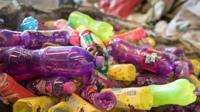 Bütün dünya boyunca evlərin içməli su kranlarından gələn suyun mikroplastik zərrəciklərlə dolu olduğu aşkar edilib.