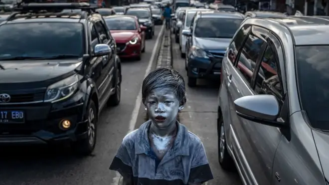 Eight-year-old boy wey appear metallic dey beg on di streets of Depok, Indonesia