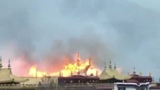 上载到网络的图片显示，大昭寺部份建筑的火势蔓延到屋顶