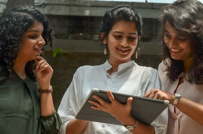 වත්මන් රාජ්‍ය සේවක වරප්‍රසාද අනුව ශ්‍රී ලංකාවේ බොහෝ රාජ්‍ය සේවකයින්ට වසරකට හිමි වන වැටුප් සහිත නිවාඩු සංඛ්‍යාව 42කි.