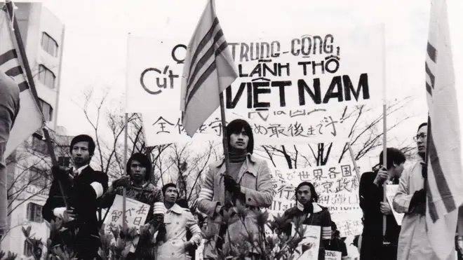 Những năm 1970, nhiều sinh viên Việt Nam được chính phủ Việt Nam Cộng Hòa tài trợ đi du học ở Nhật. Vào tháng 1/1974, sau khi Trung Quốc chiếm lấy quần đảo Hoàng Sa, nhiều sinh viên đã tổ chức một cuộc biểu tình ở Tokyo, Nhật Bản.