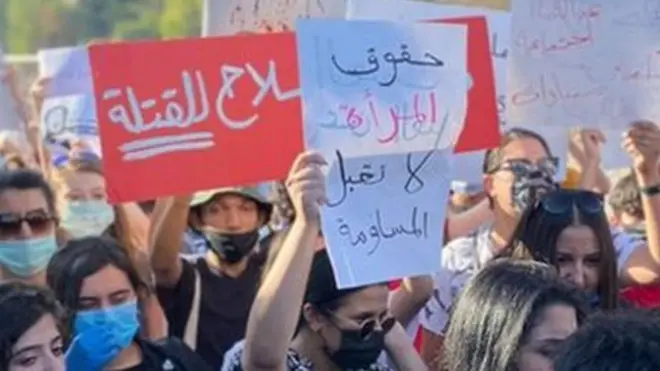 من المظاهرة.. شعار "حقوق المرأة لا تقبل المساومة"