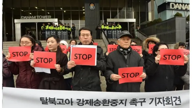 북한인권단체들이 '탈북 고아 강제송환'에 반대하는 집회를 가졌다