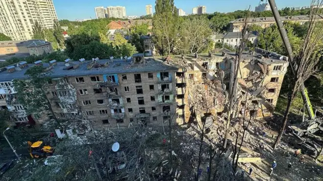 Київ, зруйнований під'їзд