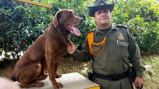 O policial William Marin com Choko. 'Ele é um membro da família', diz o agente