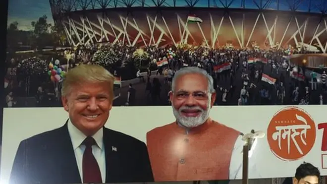 अहमदाबाद में ट्रंप के दौरे से जुड़े पोस्टर, जिन पर आयोजक का नाम नहीं है.