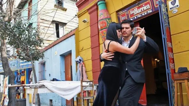Nét lãng mạn của những cặp yêu nhau luôn hiện diện mọi góc phố của Buenos Aires