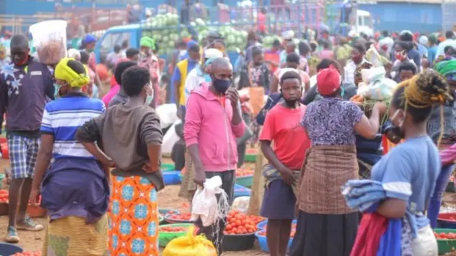 "Ku giti cy'inyoni" ahimuriwe bamwe mu bakoreraga mu isoko ryafunzwe benshi bagaragaza impungenge naho hateye