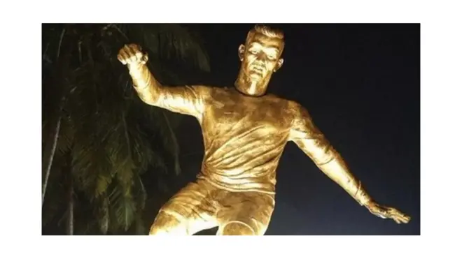 Dadka wax dhaliila waxay qabaan in ciyaartoyda kubadda cagta ee u dhashay dalka Hindiya ay tahay in la sharfo,