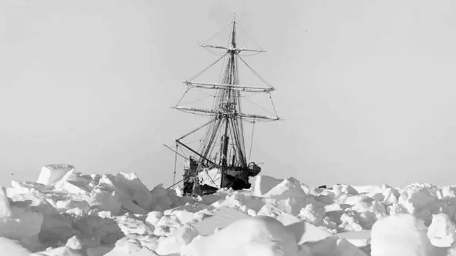 El Endurement pasó meses a la deriva atrapado en el hielo.