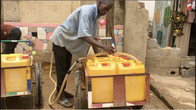 Mairuwa dey try fetch water to supply customer