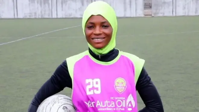 हिजाब वाली फुटबॉल खिलाड़ी