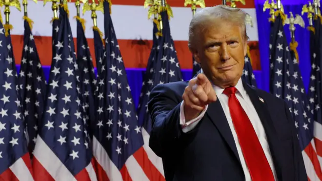 特朗普在佛羅里達州西棕櫚灘選後集會上向群眾致意（6/11/2024）