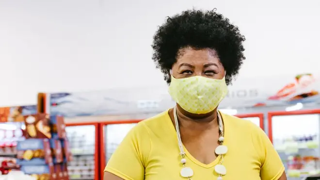 femme qui sourit avec son masque