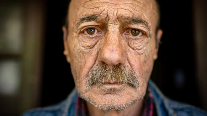 چهره یک پیرمرد با پوستی چروکیده