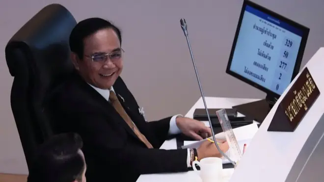 พล.อ.ประยุทธ์ จันทร์โอชา นายกฯ และ รมว.กลาโหม หันมายิ้มกับ พล.อ.ประวิตร วงษ์สุวรรรณ รองนายกฯ เมื่อเห็นผลการลงมติบนหน้าจอ