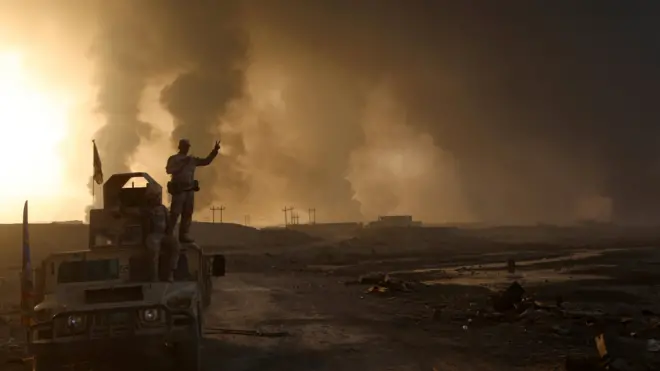 Musul yakınlarında düzenlenen bir hava saldırısı sonrası Irak askeri zafer işareti yapıyor