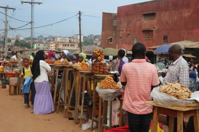 Des populations dans un marché de Yaoundé