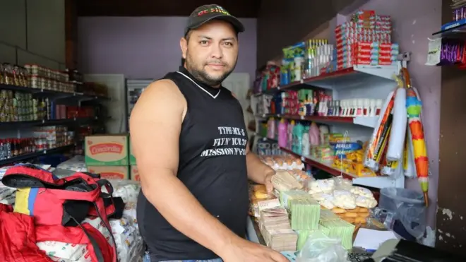 Раз в три дня Уильям Камеро пересекает пограничную реку, чтобы купить сахар для своей лавки мороженого