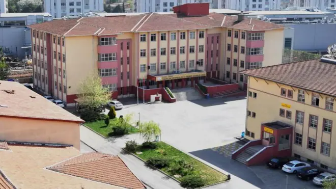 Bir okul binasının yukardan çekilmiş fotoğrafı