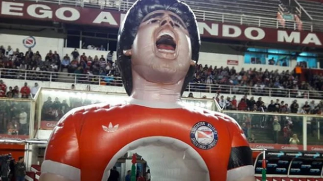 Argentinos Juniors'un stadındaki, dev şişme Maradona.