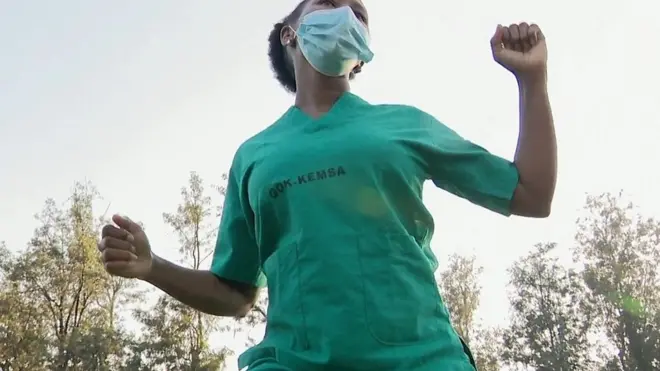 رقصة الزومبا لمساعدة الأطقم الطبية في مواجهة الوباء