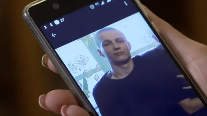 Мама Евгения Макарова смотрит его фото