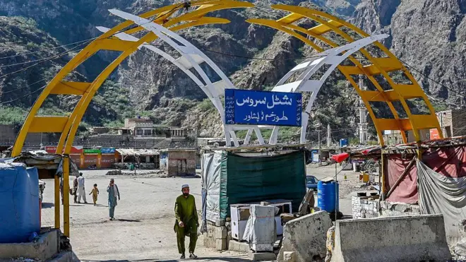 مردی در ۱۳ اکتبر ۲۰۲۵، در بحبوحه درگیری‌های مرزی بین دو کشور، از ایستگاه بس در شهر مرزی تورخم پاکستان و افغانستان عبور می‌کند. 