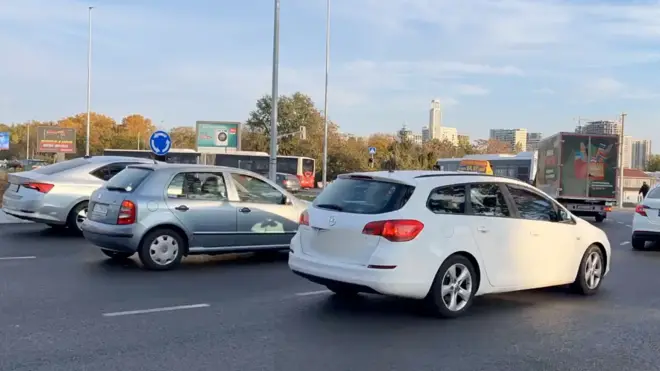 Како се вози кроз кружни ток са семафором и без