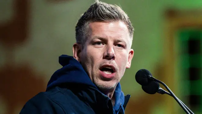 Peter Magyar dando un discurso