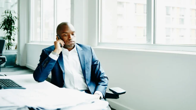 사무실에서 일하는 직장인