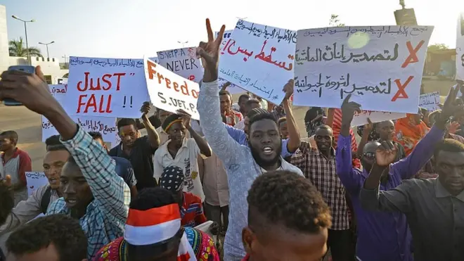 Sudanese protesters chant slogans and wave placards during a demonstration in Khartoum on May 14, 2019