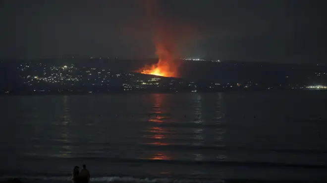 صورة تظهر الدخان والنيران في قرية بيوت الصياد اللبنانية وسط أعمال عدائية عبر الحدود بين حزب الله والقوات الإسرائيلية