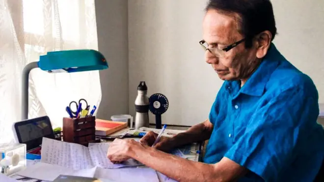 වැඩිපුරම මං ලියන්නෙ කාමරේ මගෙ ලියන මේසෙ. ඒක එහෙම ගම්භීර තැනක් නං නෙමේ. ලියන්න පටන් ගන්නේ පාන්දර. ඒ නිශ්ශබ්ද නිසා ම නෙමේ. මට ලිවීමෙදි නිශ්ශබ්දතාවය විතරක් නෙමේ සද්දබද්දත් ඕනෙ.