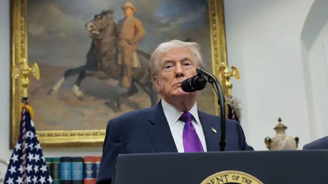 Президент Дональд Трамп выступает вместе с руководителем Агентства по охране окружающей среды США Ли Зельдином во время мероприятия, посвященного отмене решения 2009 года о признании угрозы для окружающей среды, в зале Рузвельта в Белом доме 12 февраля 2026 года в Вашингтоне, округ Колумбия.