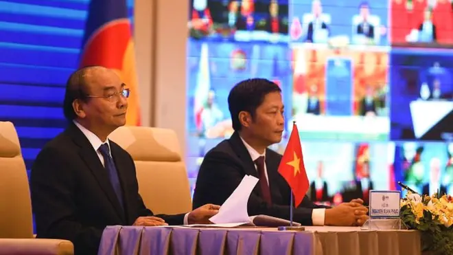 Thủ tướng Việt Nam ông Nguyễn Xuân Phúc và Bộ trưởng Công Thương Trần Tuấn Anh tại lễ ký kết Hiệp định RCEP trực tuyến được thực hiện tại Hà Nội hôm 15/11/2020