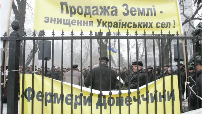 Тема запровадження ринку землі вже багато років є приводом для мітингів біля стін Верховної Ради. У 2011 році подовжити мораторій на продаж землі вимагали "фермери Донеччини"