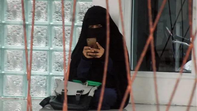 Para perempuan, baik dewasa maupun anak-anak yang tinggal di pemukiman yang disebut sebagai 'kampung santri" itu mengenakan niqab.