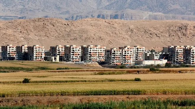 Bu şəkil Kirmanşah vilayətində 2017-ci il noyabrın 15-də o zaman baş vermiş 7.3 bal gücündə zəlzələdən sonra çəkilib.