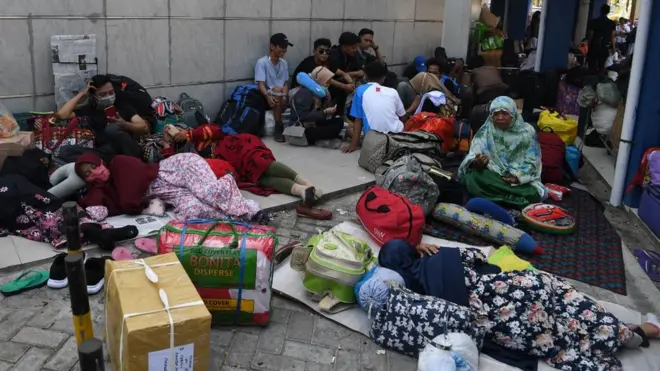 Calon penumpang beristirahat di Terminal Penumpang Gapura Surya Nusantara saat menunggu jadwal keberangkatan kapal di Pelabuhan Tanjung Perak, Surabaya, Jawa Timur, Kamis (30/5).