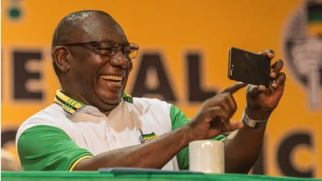 الزعيم الجديد سيريل رامافوسا وهو يأخذ سيلفي معبرا عن فرحته بفوزه 18 ديسمبر/كامون الأول 2017