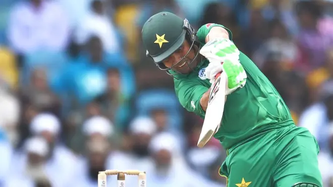 تین سال بعد ٹیم میں جگہ بنانے والے کامران 22 رنز بنا سکے