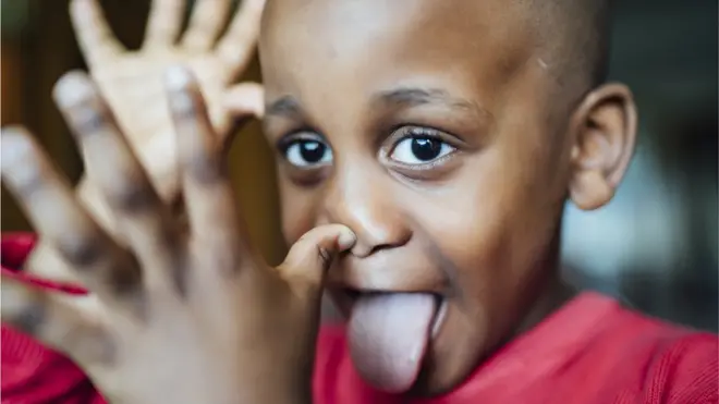 Un enfant qui tire la langue